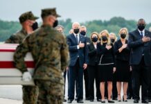 Biden honra los restos de militares muertos en Afganistán a su llegada a EE.UU. Joe Biden