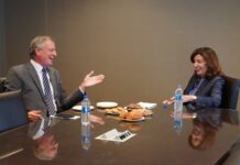 Kathy Hochul se reúne con Bill de Blasio y Jumaane Williams en la ciudad de Nueva York