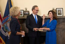 Kathy Hochul es juramentada como primera gobernadora del estado de Nueva York