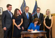 La nueva gobernadora de Nueva York, Kathy Hochul, toma posesión de su cargo Kathy Hochul