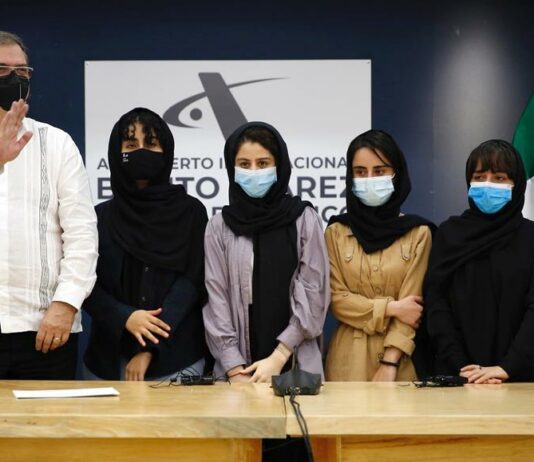 México recibe en asilo a cinco mujeres afganas de equipo de robótica México recibe en asilo a cinco mujeres afganas (2)