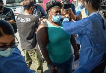 Migrantes que acampan en ciudad mexicana de Tijuana reciben vacuna anticovid