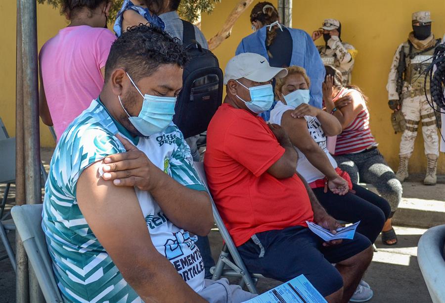 Migrantes reciben vacuna anticovid (1)