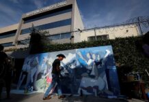 Fans mexicanos pintan un mural y dejan flores por salud de Vicente Fernández