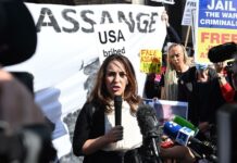 La pareja de Assange acusa a EE.UU. de prolongar arbitrariamente su detención