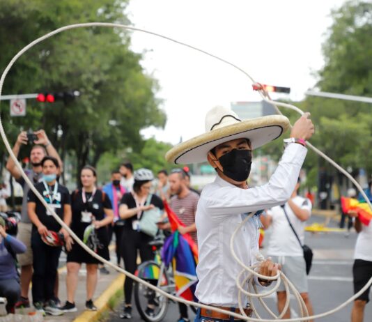 Ciudad de México permite a adolescentes cambiar género en acta de nacimiento