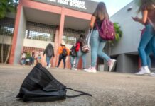 Un juez permite a las escuelas de Florida el obligar el uso de mascarillas