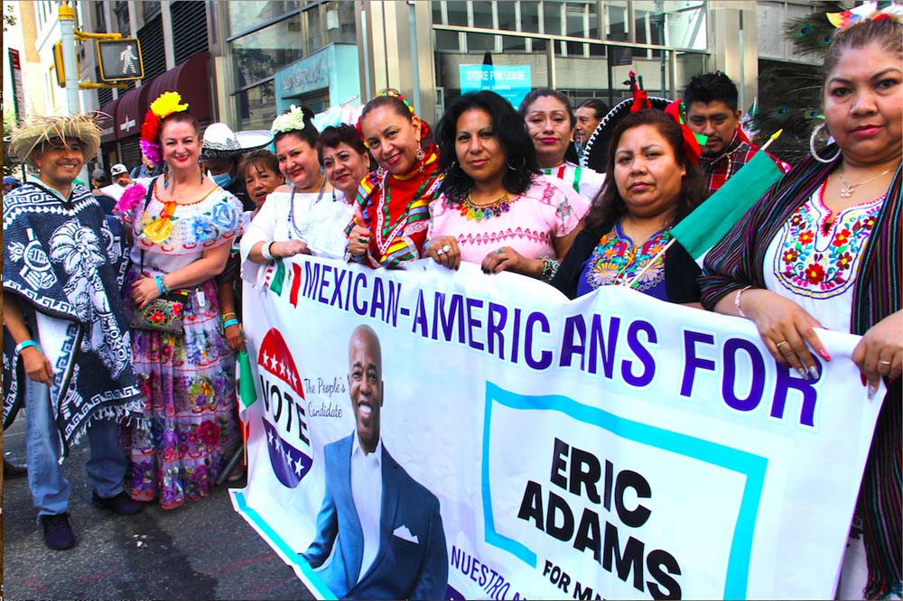 BRIGADAS ESPERANDO EN LA LINEA DE PARTIDA DEL DESFILE MEXICANO NY 2021 (1)