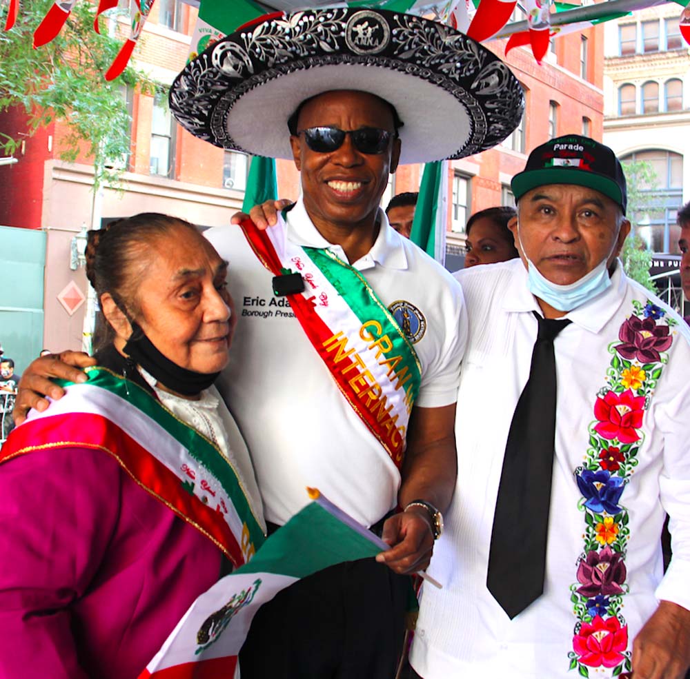DESFILE MEXICANO DE NY 2021 ERIC ADAMS GRAN MARISCAL (1)