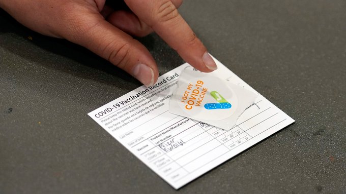 Decomisan tarjetas falsas de vacunación contra la covid-19 tarjetas falsas de vacunación contra covid-19