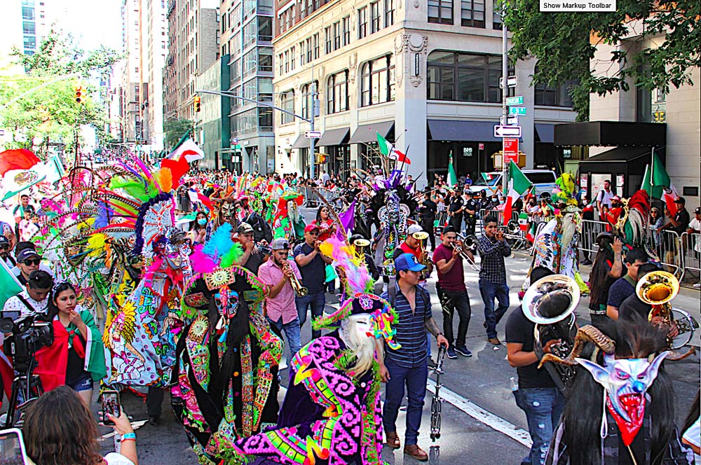 CADA GRUPO DESFILO CON SU PROPIA BANDA
