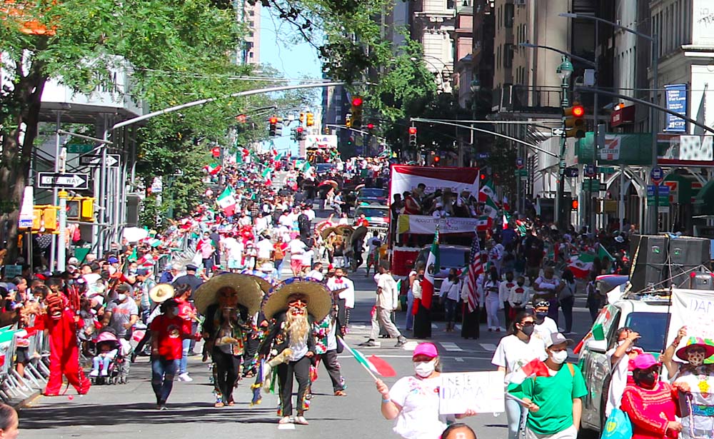 LOS TECUANIS CON SUS DANZANTES Y MUSICOS