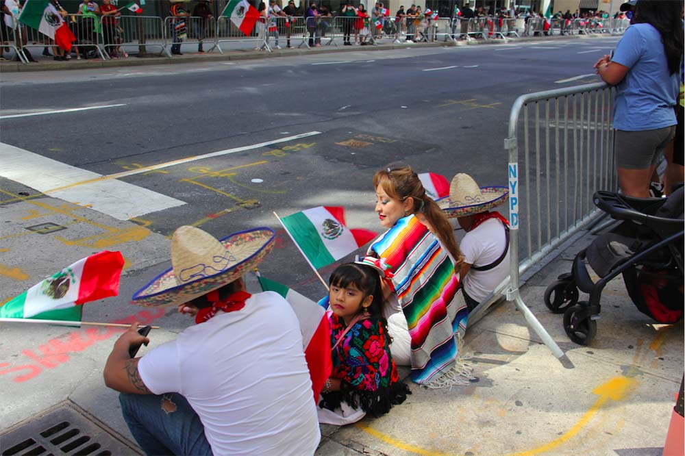FAMILIAS ENTERAS ESPERANDO QUE INICIE EL DESFILE MEXICANO 2021