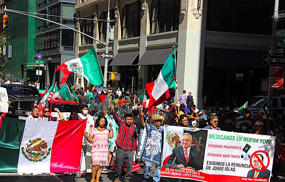 PROTESTAS POR MALTRATO EN EL CONSULADO MEXICANO