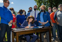 Gobernadora Hochul firma 4 legislaciones que protegerán a los trabajadores