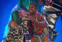 Karol G compartió el escenario con Aventura en concierto en Los Ángeles Karol G canto con Romeo Santos.