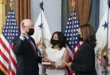 Kamala Harris toma juramento al nuevo embajador de EE.UU. en México, Ken Salazar Ken Salazar