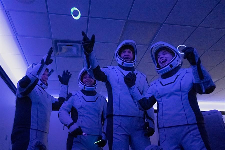 Esta vez los tripulantes no son astronautas profesionales sino el multimillonario Jared Isaacman, el ingeniero aeronáutico Chris Sembroski, la asistente médica Hayley Arceneaux, quien es una superviviente del cáncer, y la científica, piloto y educadora Sian Proctor