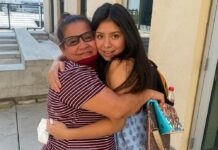 Mexicana e hija, juntas gracias a redes sociales tras 14 años de un secuestro Angélica Vences-Salgado (i) mientras abraza a su hija Jacqueline Hernández