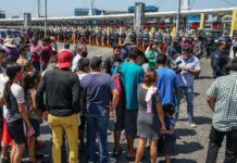 Migrantes intentan cruce masivo a EE.UU. tras engaño en Tijuana inmigrantes