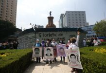 Feministas mexicanas instalan estatua de una mujer donde estaba la de Colón