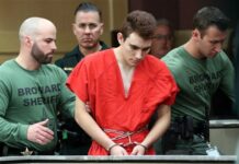Jueza permite palabra "masacre" en proceso a autor de matanza de Parkland