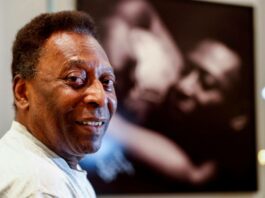 Pelé aparece sonriente durante una sesión de fisioterapia en el hospital