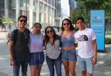 La Plaza de la Libertad Un grupo de jóvenes mexicanos