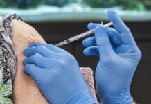 EE.UU. empieza las dosis de refuerzo con un 25 % de su población sin vacunar