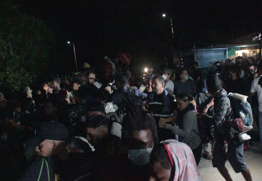 agentes desintegran caravana en México inmigrantes