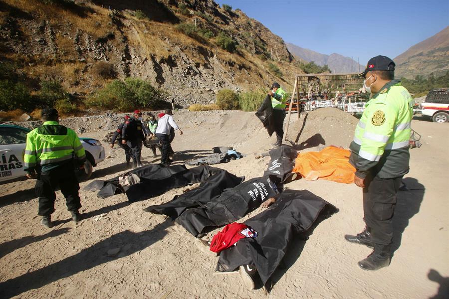 autobús que se estrelló y cayó a barranco en Perú (1)