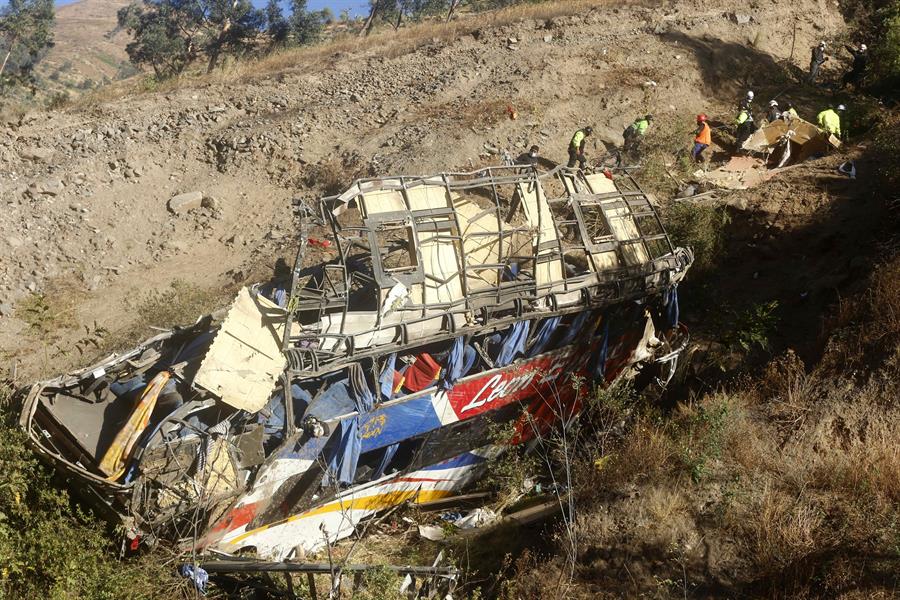autobús que se estrelló y cayó a barranco en Perú (2) autobús que se estrelló y cayó a barranco en Perú (2)