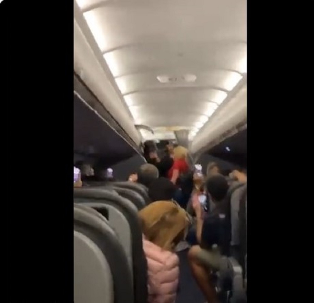 pasajeros de avión cantan.