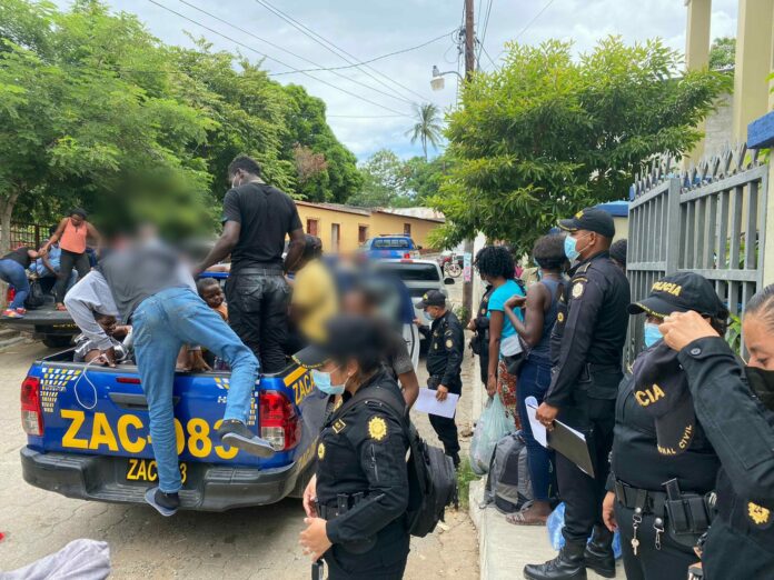 policía de Guatemala localiza inmigrantes cubanos y haitianos