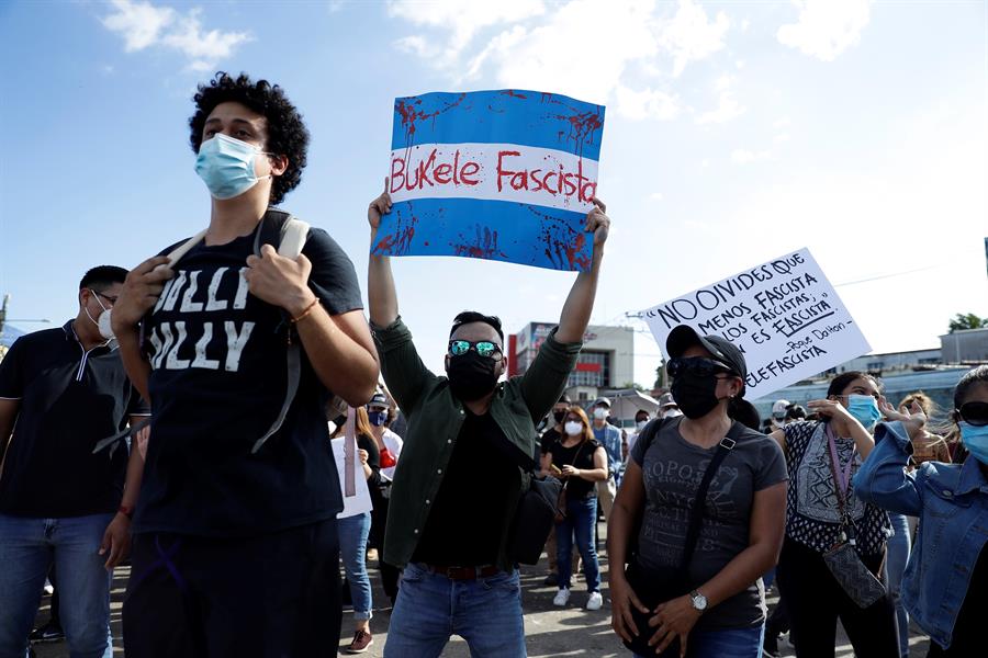 salvadore&ntilde;os protestan 