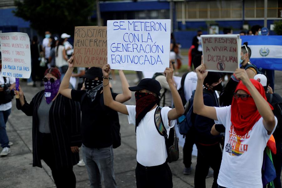salvadore&ntilde;os protestan 