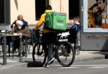 Las aplicaciones de comida a domicilio demandan a Nueva York por el salario mínimo repartidor de comida