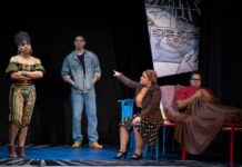 Altagracia Nova, Mario Peguero, Maite Bonilla y Jesús Martínez en una escena de La breve y maravillosa vida de Oscar Wao.