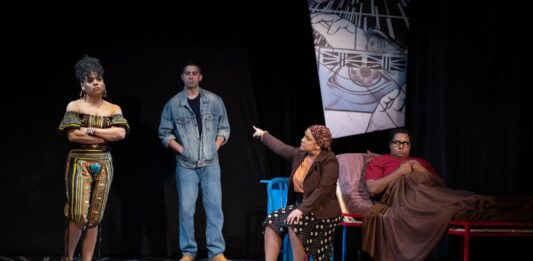 Altagracia Nova, Mario Peguero, Maite Bonilla y Jesús Martínez en una escena de La breve y maravillosa vida de Oscar Wao.
