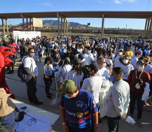 Activistas se unen en la frontera México-EE.UU. para limpiar el río Bravo Activistas se unen en la frontera México-EE.UU. (2)