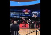 Antivacunas intentan irrumpir en estadio.