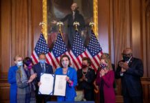 EE.UU. evita un cierre de Gobierno, pero la agenda de Biden sigue en el limbo Nancy Pelosi