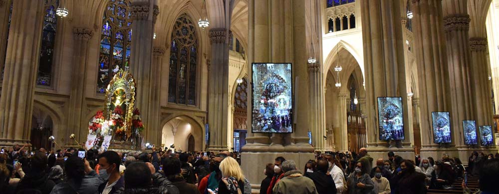 PANORAMICA DEL INGRESO DEL SENOR DE L OS MILAGROS A LA CATEDRAL DE SAN PATRICIO