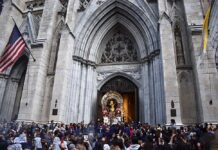 Celebraciones del Señor de los Milagros en Nueva York DETALLE DE LA SALIDA DEL SR DE LOS MILAGROS DE SAN PATRICIO