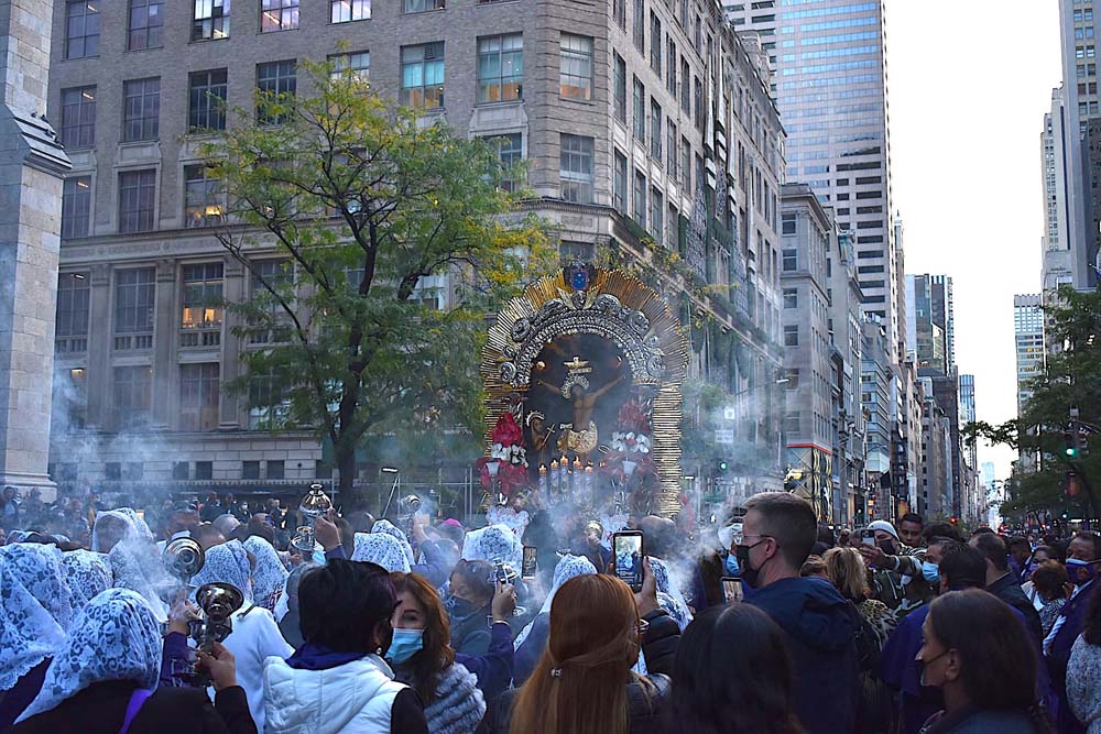 EL SENOR DE LOS MILAGROS EN LA 5A AVE DE MANHATTAN
