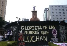 Feministas mexicanas intervienen glorieta de Colón por segunda vez