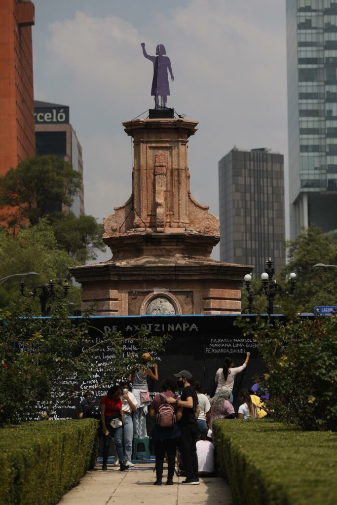 Feministas mexicanas intervienen glorieta de Col&oacute;n (2)