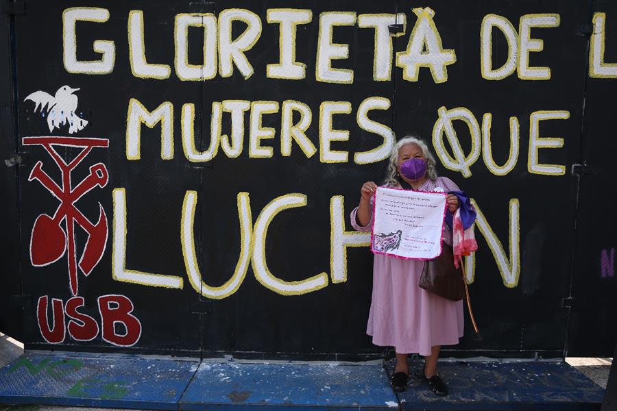 Feministas mexicanas intervienen glorieta de Col&oacute;n (2)