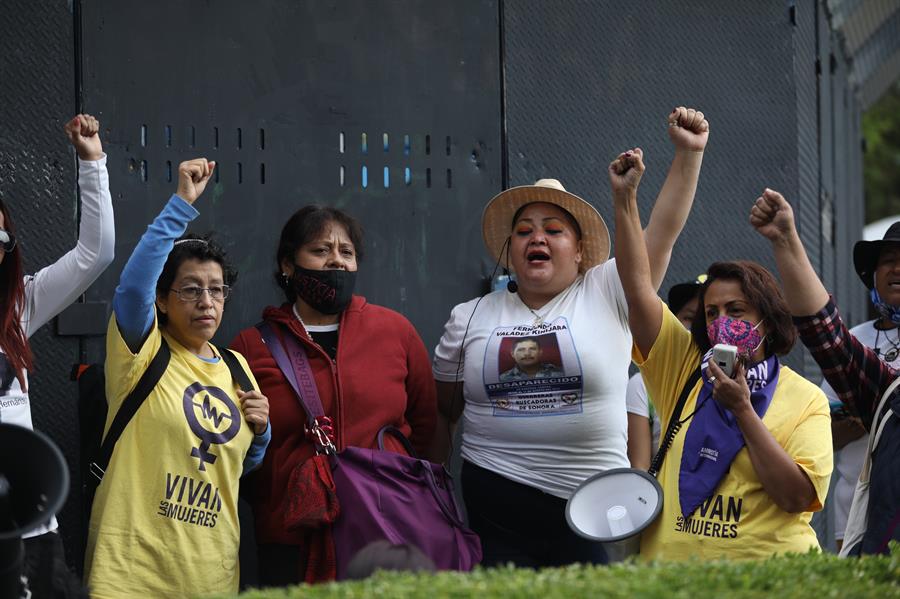 Feministas mexicanas intervienen glorieta de Col&oacute;n (2)