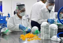Entregan gafas, guantes y máscaras a trabajadores avícolas mascarillas